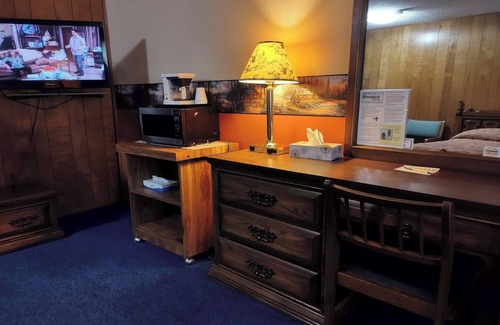 International Falls Hotel | Affordable Comfort w/Private Bath Near Point Park & Downtown Attractions