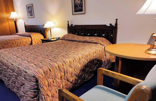 International Falls Hotel | Affordable Comfort w/Private Bath Near Point Park & Downtown Attractions