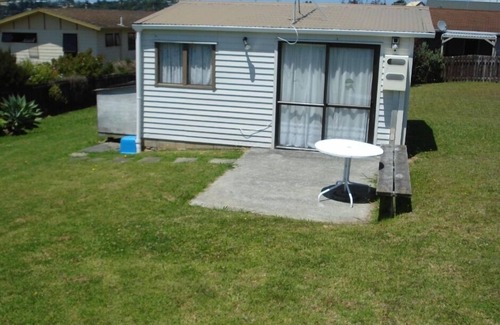 Snells Beach Cabin | Affordable with sea views and close to the beach