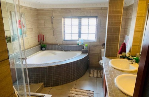 Vredefort House | Afri Gastekamers - Family Rooms