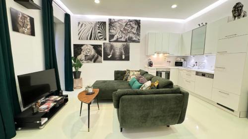 Altlerchenfeld Apartment | African Paradise with Jacuzzi & Sauna