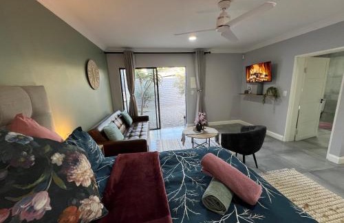 Pretoria House | Afrique134 Olive Tree Private Courtyard Suite
