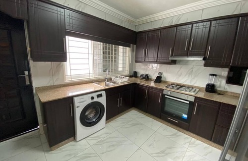 Freetown House | After 5 Apartment 1- 3 spacious en-suite bedrooms