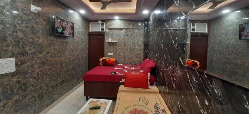 Lajpat Nagar House | Aggarwal guest house lajpat nagar, rooms with private kitchen Android tv wifi and fridge