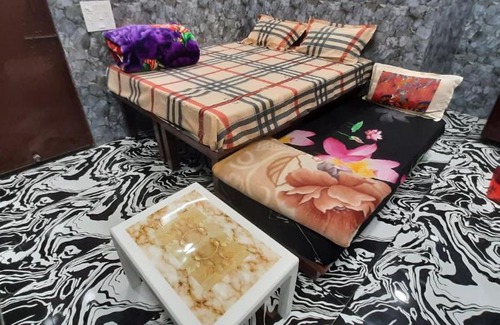 Lajpat Nagar Apartment | Aggarwal hotels & guest houses lajpat nagar luxury stay in independent flats with attached kitchen washroom and balcony cal 92121 ,74700