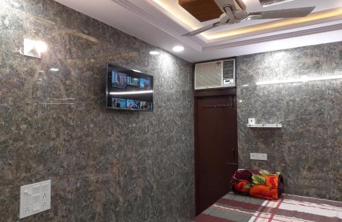 Lajpat Nagar House | Aggarwal hotels & guest houses lajpat nagar home stay in cream location of with attached kitchen and washroom in independent floor 92121,74,700