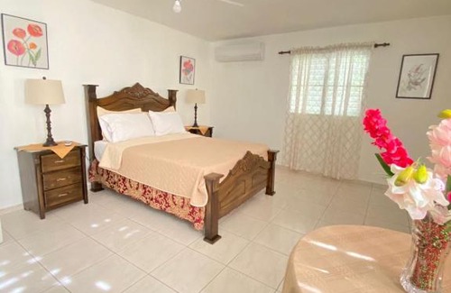 Santiago Province House | Agradable Casa Con Estacionamiento Privado