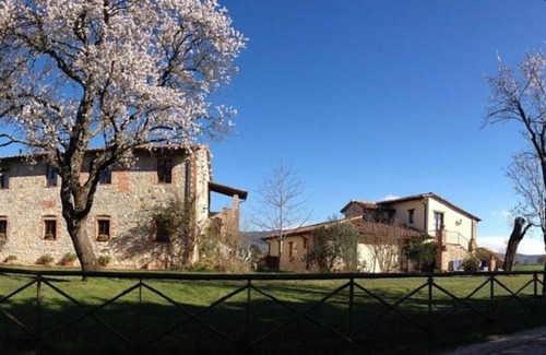 Montegabbione House | AGRITURISMO GATTO GIALLO: ROSE SUITE