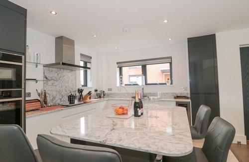 Holworth Cottage | AGUA DE PLATA, 16 WAKELING ISLAND, SILVERLAKE in Dorchester