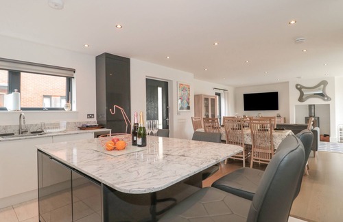 Holworth Cottage | AGUA DE PLATA, 16 WAKELING ISLAND, SILVERLAKE in Dorchester