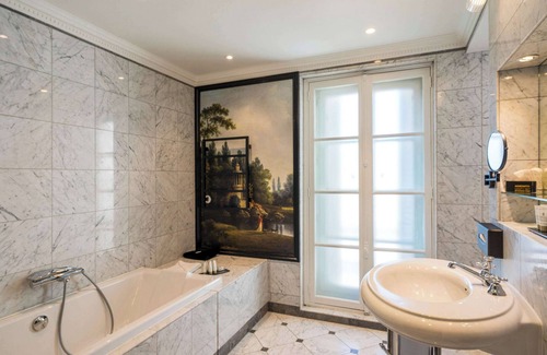 Fontainebleau Hotel | Aigle Noir Hotel Fontainebleau - MGallery Collection