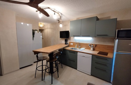 La Faviere Apartment | Air-conditioned apartment 3 minutes' walk from the beach and shops
