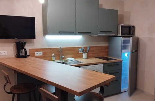 La Faviere Apartment | Air-conditioned apartment 3 minutes' walk from the beach and shops