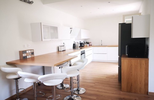 Aix-en-Provence Villa | Air-conditioned villa sleeps 10 private pool wifi very large garden with trees
