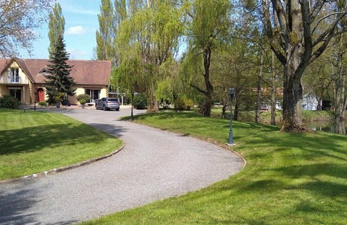 Roeze-sur-Sarthe House | Air-conditioned accommodation with heated swimming pool 20 minutes from Le Mans racetrack