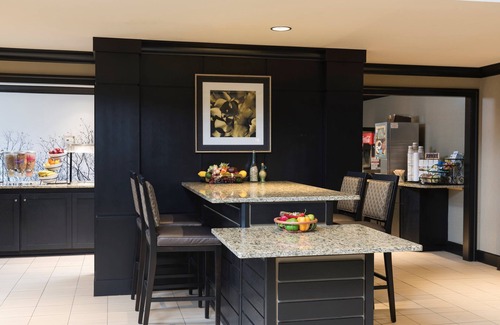 Oakbrook Terrace Condo | Air-Conditioned King Suite | Complimentary Breakfast