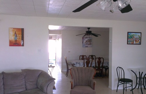 Welches Apartment | Air conditioned 3 bed apartment 5 minutes walk from the beach and shops