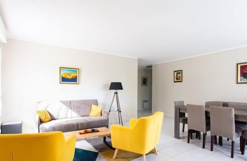 La Bocca Nord Apartment | Air-conditioned apartment with furnished terrace, tennis court & a garage