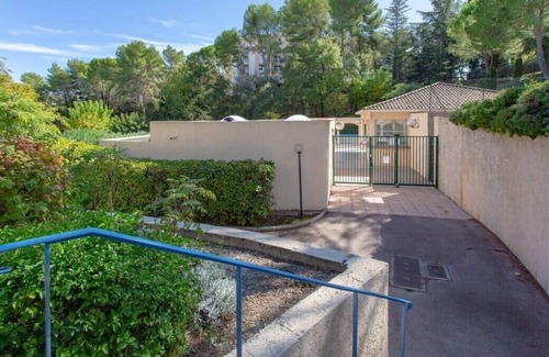 La Bocca Nord Apartment | Air-conditioned apartment with furnished terrace, tennis court & a garage