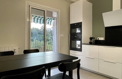 Fabron Apartment | Air-conditioned apartment with garage, near the sea