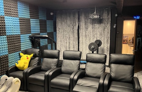 Ewell House | Air-conditioned Large 6 bed house with pool+cinema+games room