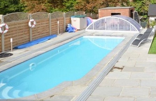 Ewell House | Air-conditioned Large 6 bed house with pool+cinema+games room