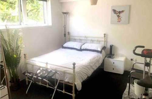 Angel House | Air-conditioned lockable ensuite room in modern space with shared kitchen Fast WIFI