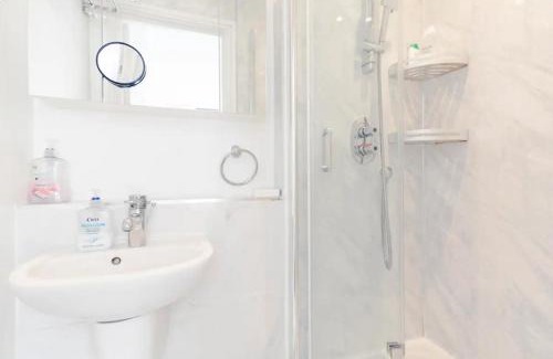 Angel House | Air-conditioned lockable ensuite room in modern space with shared kitchen Fast WIFI