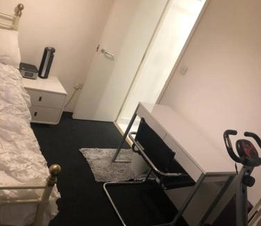 Angel House | Air-conditioned lockable ensuite room in modern space with shared kitchen Fast WIFI