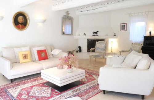 Pont Royal Villa | Air-conditioned Provençal farmhouse with private pool, view magnificent, located in Lagnes, close Isle S/Sorgue, 9 people