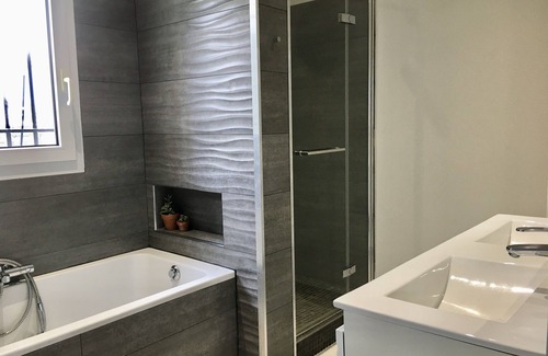 Bellegarde Villa | Air-conditioned villa with swimming pool in a quiet location