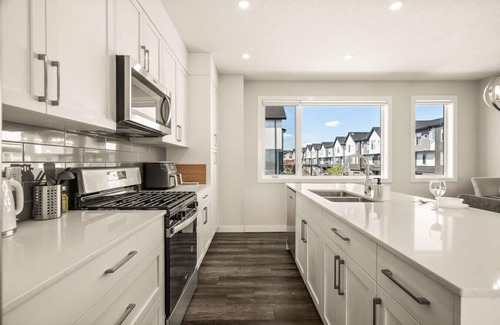 Calgary House | Air Conditioned » Water View » Garage » Sleeps 7