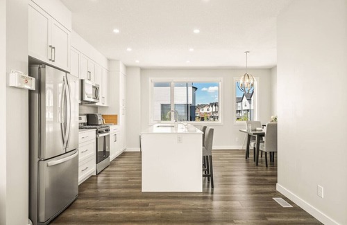 Calgary House | Air Conditioned » Water View » Garage » Sleeps 7