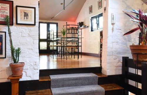 Portsmouth City Centre House | Air Maison - Unique 2 Bedroom - Old Forge in Central Portsmouth