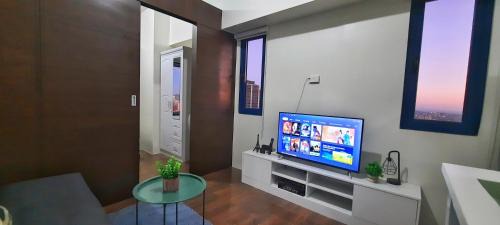 San Antonio Apartment | Air Residences 37F-City View