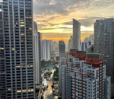 Urdaneta Apartment | Air Residences Makati - fully furnished condo with skyline views!