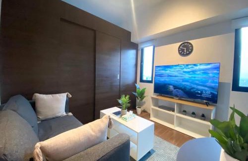 Urdaneta Apartment | Air Residences Makati - fully furnished condo with skyline views!