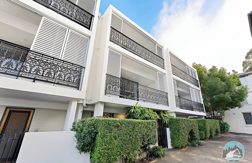 Annandale Villa | Aircabin Annandale Comfy 3 Bed Townhouse