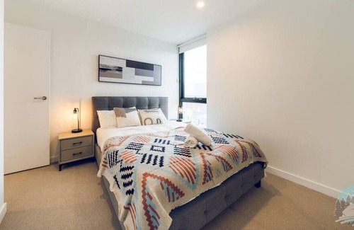 Carnegie Apartment | Aircabin | Carnegie | Modern | 2 Beds Apt Parking