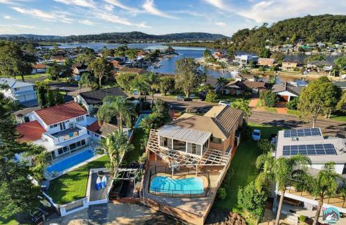 St Huberts Island House | Aircabin - Woy Woy - Water Front - 6 Beds Lux Home