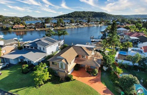 St Huberts Island House | Aircabin - Woy Woy - Water Front - 6 Beds Lux Home