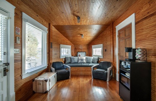 Knoxville House | Airplane Filling Station -Unique Stay in Knoxville