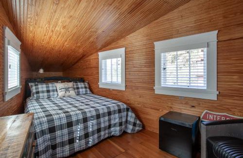 Knoxville House | Airplane Filling Station -Unique Stay in Knoxville