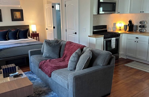 College Park Cottage | Airport 2.5 mi, Downtown 8.5 mi, Midtown 12 mi: Studio in Historic College Park