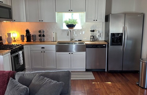 College Park Cottage | Airport 2.5 mi, Downtown 8.5 mi, Midtown 12 mi: Studio in Historic College Park