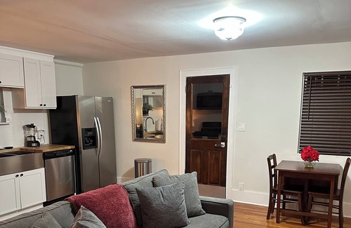 College Park Cottage | Airport 2.5 mi, Downtown 8.5 mi, Midtown 12 mi: Studio in Historic College Park