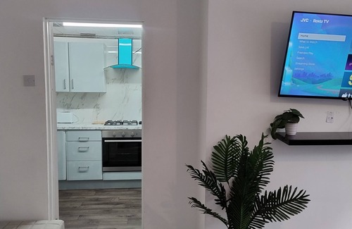 Manchester House | Airport & City Access 3BR With Garden and Parking
