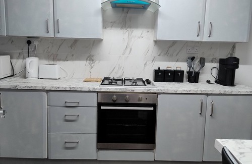 Manchester House | Airport & City Access 3BR With Garden and Parking