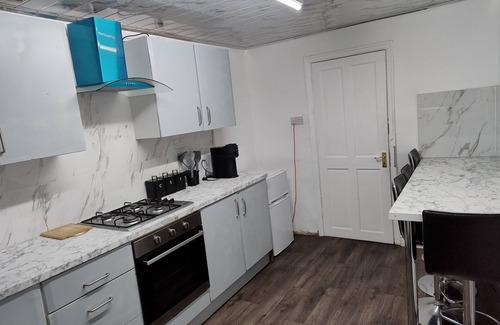 Manchester House | Airport & City Access 3BR With Garden and Parking