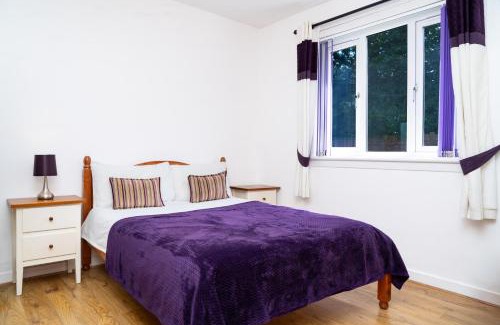 Newbridge House | Airport Home, Free Parking, Sleeps 6, Near City